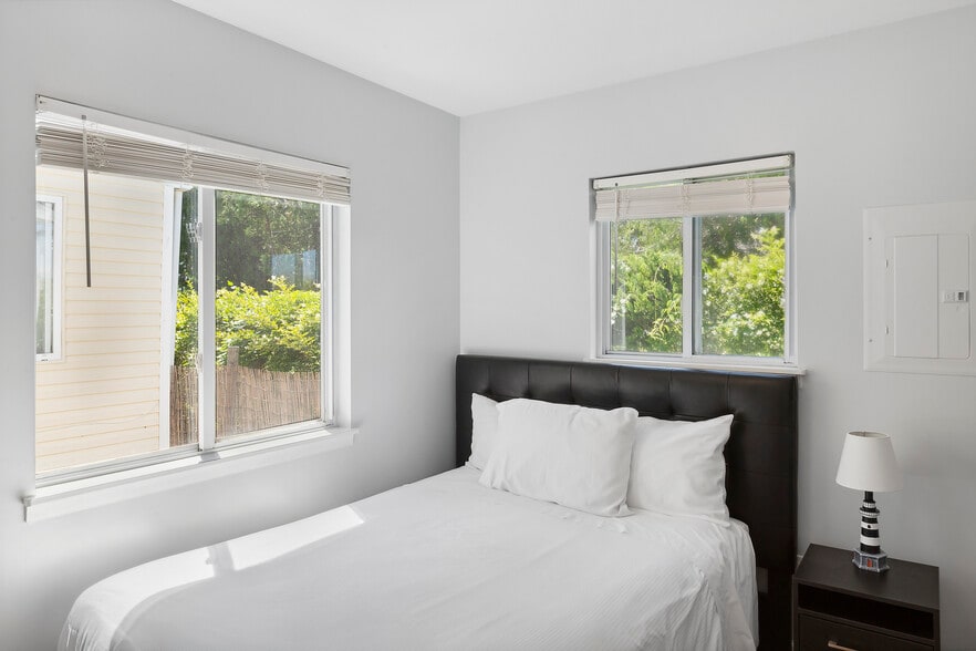 More Photos Of 72 Foster Ave, Hampton Bays Hotel For Sale