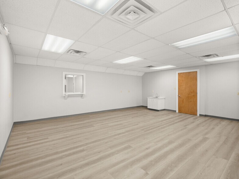 More Photos Of 213 W 2nd St, Deridder Storefront Retail Office For Lease