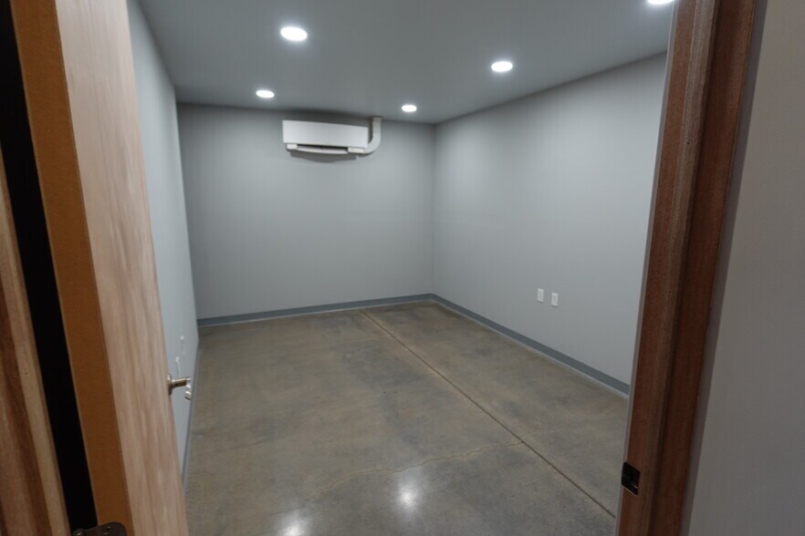 More Photos Of 6010-6012 E Trent Ave, Spokane Showroom For Lease
