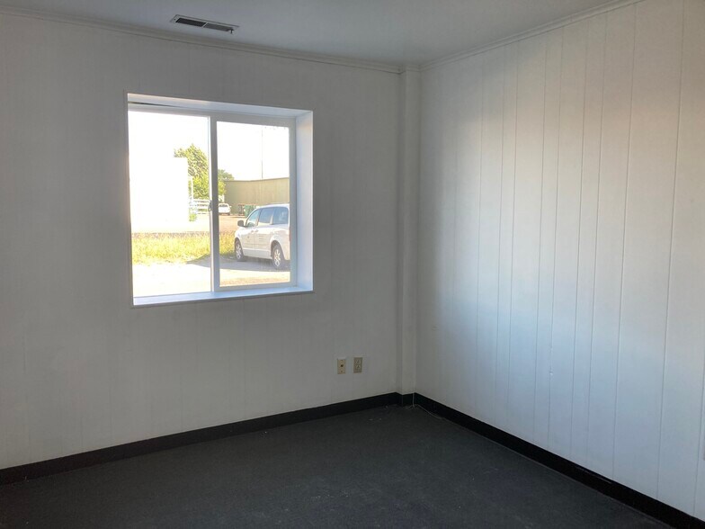 More Photos Of 2419 Sybrandt Rd, Traverse City Warehouse For Lease