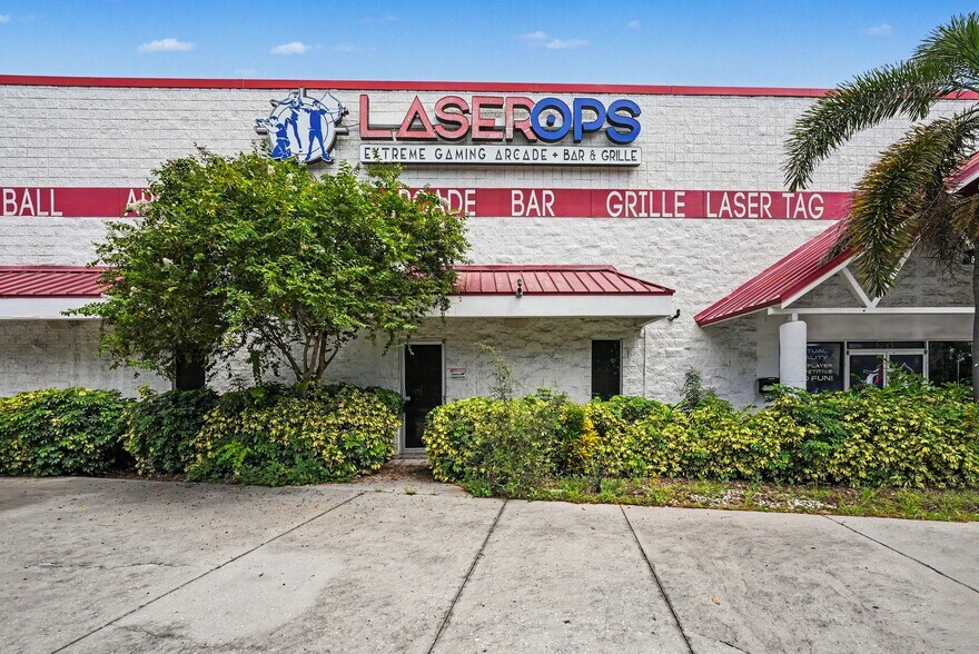 More Photos Of 6295 Waters Ave, Tampa Unknown For Lease