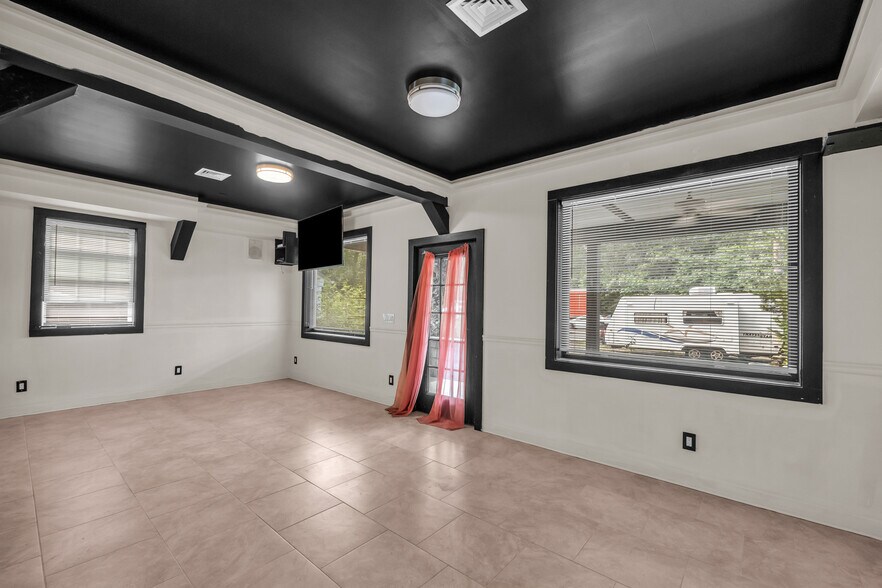 More Photos Of 715 Flanders Rd, Riverhead Office For Sale