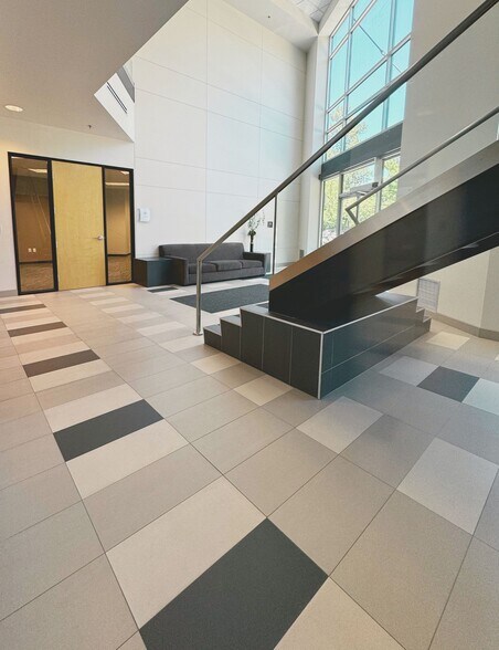 More Photos Of 7650 SW Beveland St, Tigard Office For Lease