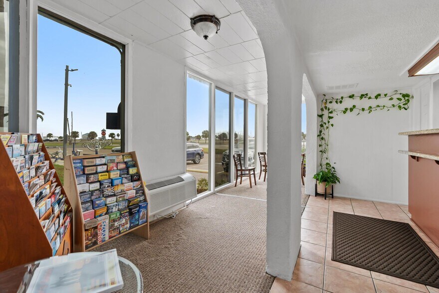 More Photos Of 1212 E Laurel St, Rockport Hotel For Sale