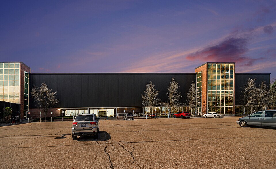 More Photos Of 2240 Cunningham Dr, Troy Flex For Sale