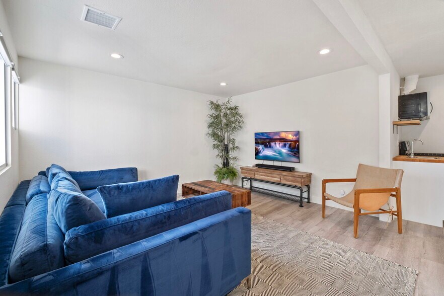 More Photos Of 555 E 3rd St, Long Beach Storefront Retail Residential For Sale