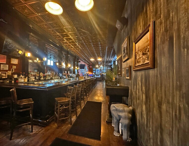 More Photos Of 439 E Congress St, Detroit Bar For Lease