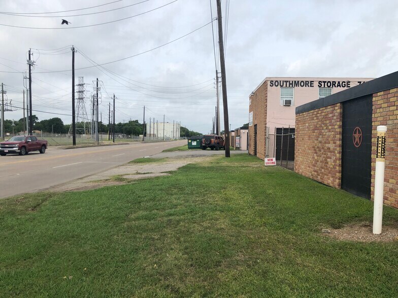 More Photos Of 1112 W Southmore Ave, Pasadena Specialty For Sale