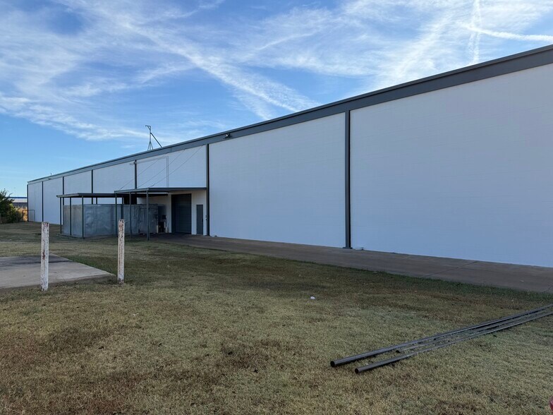 More Photos Of 13131 Broadway Ext, Oklahoma City Distribution For Lease