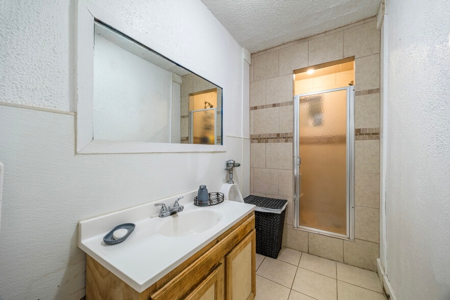 More Photos Of 9202 Ashville Dr, Houston Shelter For Sale