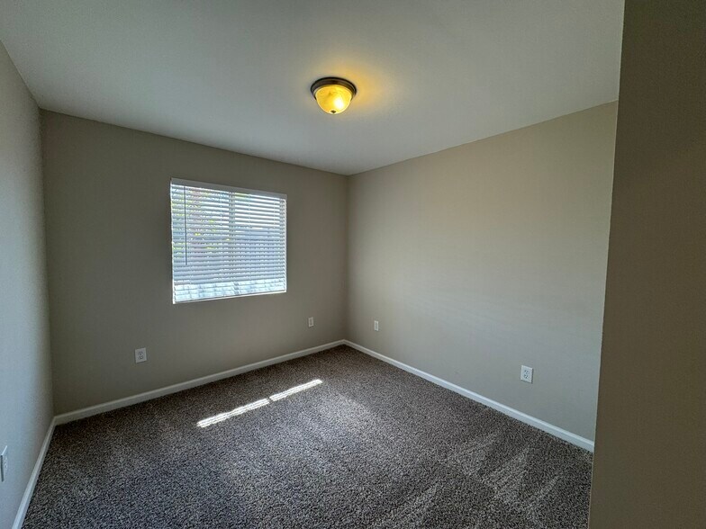 More Photos Of 2423 W Campbell Ave, Phoenix Warehouse For Lease