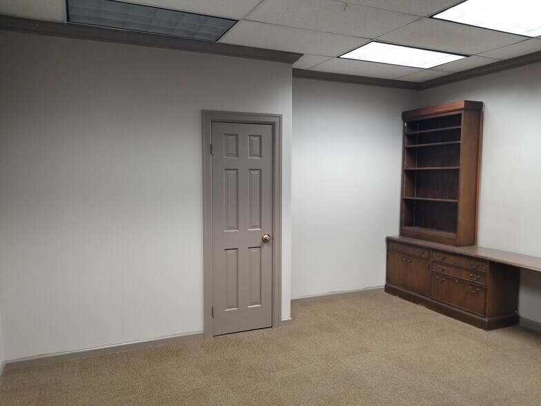 More Photos Of 49 Public Sq, Shelbyville Office For Sale