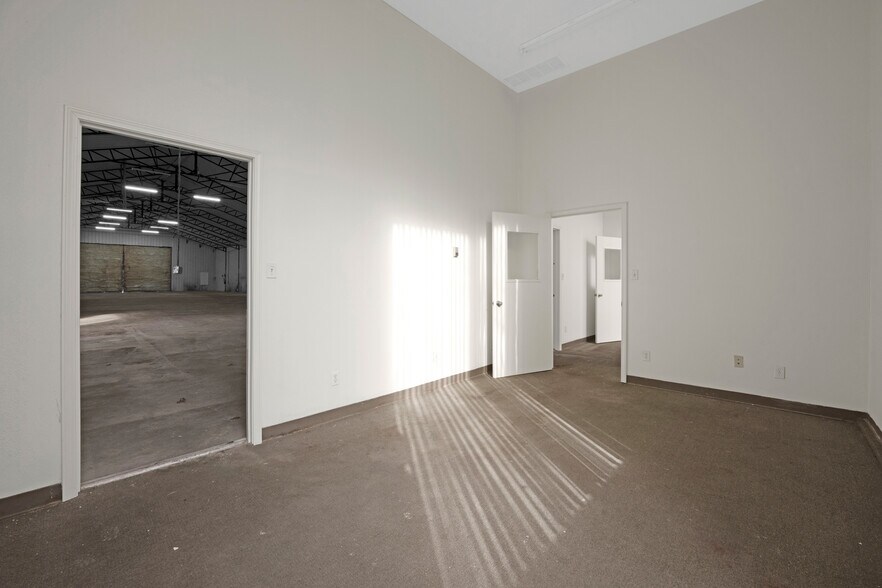 More Photos Of 31197 Wingate Rd, Sedalia Flex For Lease