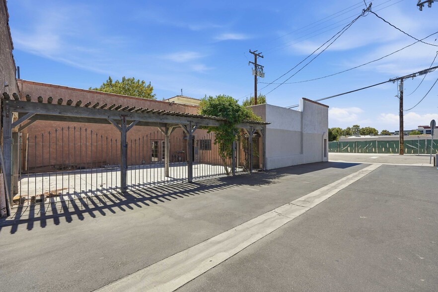 More Photos Of 24258-24274 Main St, Newhall Restaurant For Lease