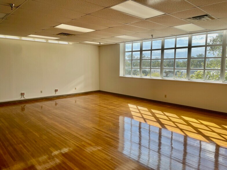 More Photos Of 216 E College St, Seguin Flex For Sale