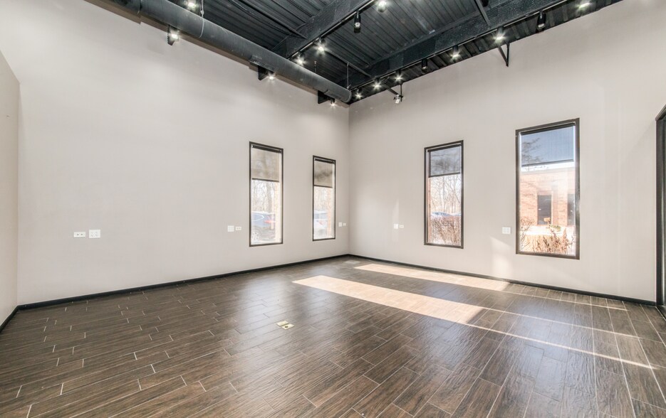 More Photos Of 1645 S River Rd, Des Plaines Office For Sale