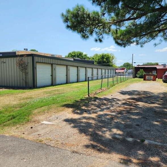More Photos Of 102 S Main St, Hackett Restaurant For Sale
