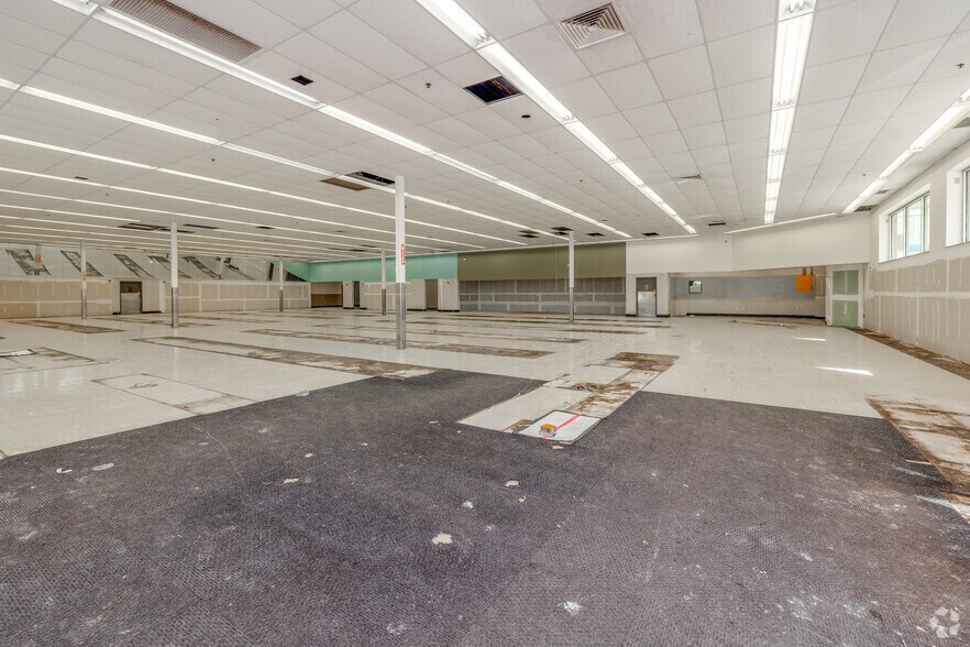 More Photos Of 1555 S Broadway, Wichita Drugstore For Sale