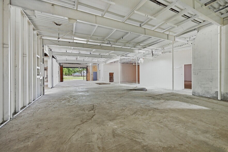 More Photos Of 613 S Armstrong Ave, Denison Warehouse For Sale
