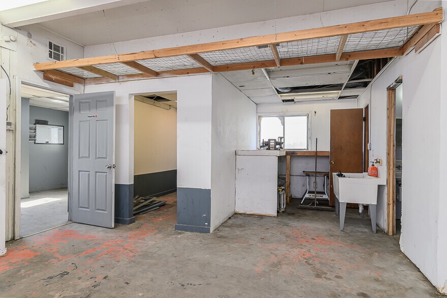 More Photos Of 6110 Merriam Ln, Shawnee Warehouse For Sale