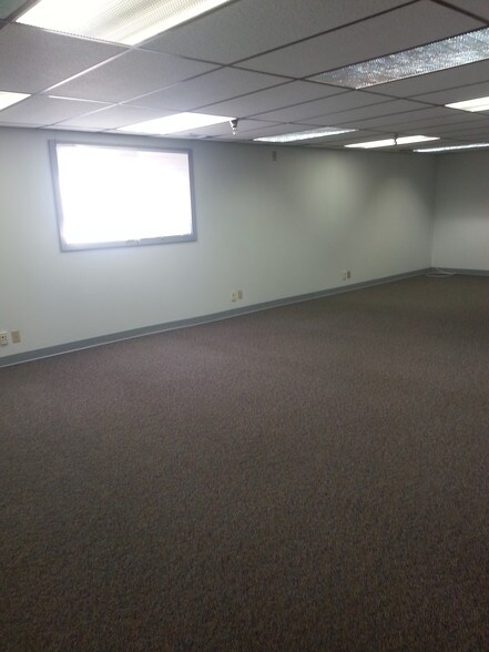 More Photos Of 2833 Lincoln St, Highland Office For Lease