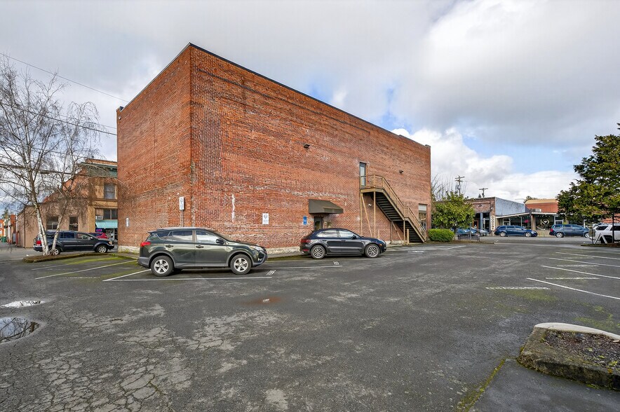 More Photos Of 700 E 1st St, Newberg Storefront Retail Residential For Sale