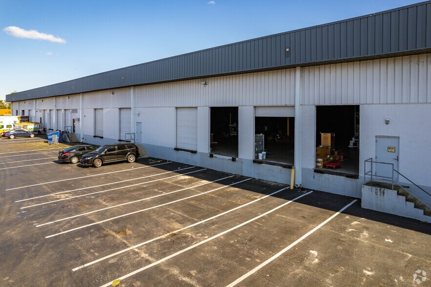 More Photos Of 3320 Vineland Rd, Orlando Unknown For Lease