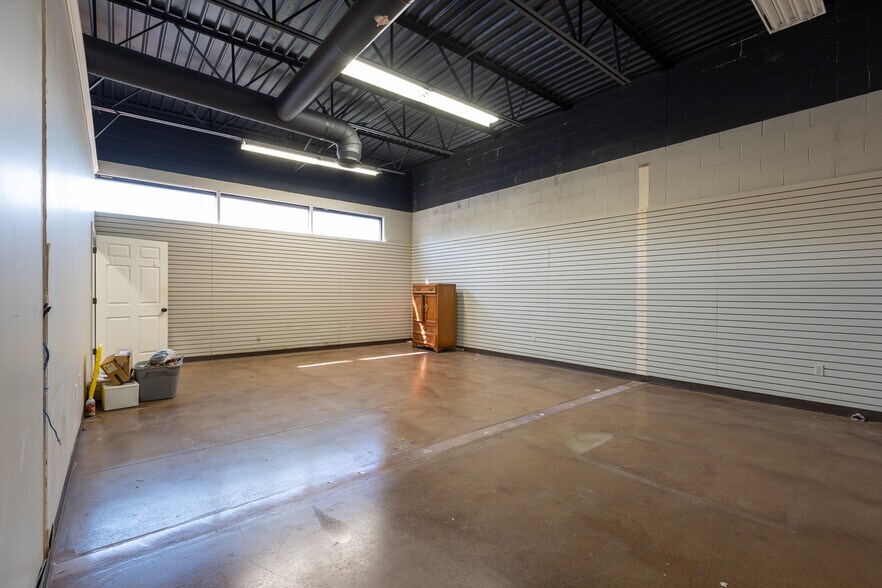 More Photos Of 8445 N Main St, Kansas City Freestanding For Lease