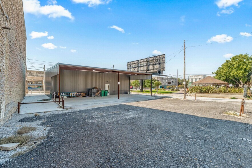 More Photos Of 120 E Blackjack St, Dublin Storefront For Sale