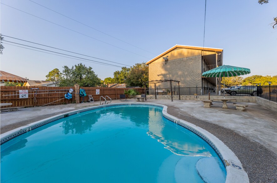More Photos Of 1200 W Cameron Ave, Rockdale Hotel For Sale