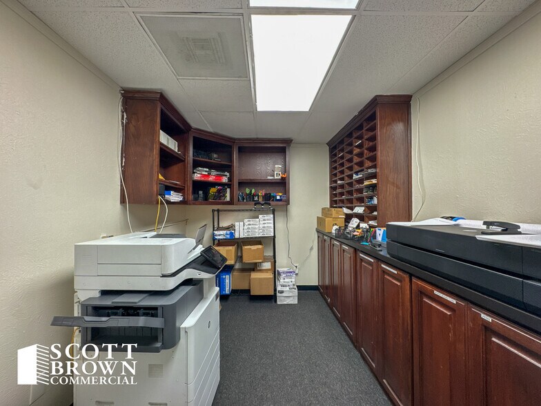 More Photos Of 520 N Loop 288, Denton Showroom For Lease