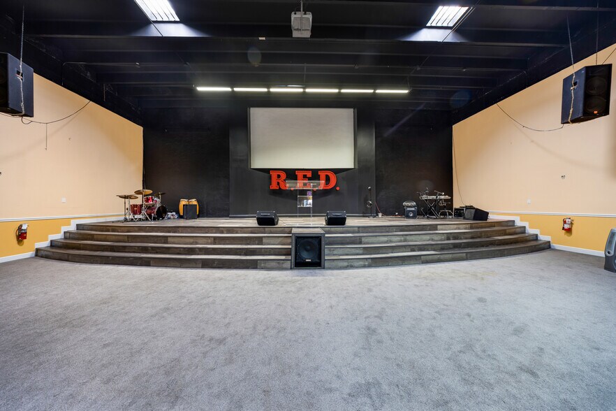 More Photos Of 2056 NW 23rd Ave, Miami Flex For Lease