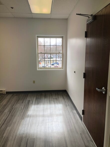 More Photos Of 200 Great Rd, Bedford Storefront Retail Office For Lease