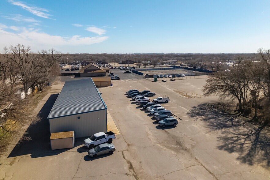 More Photos Of 3101 S Broadway St, Wichita Freestanding For Sale