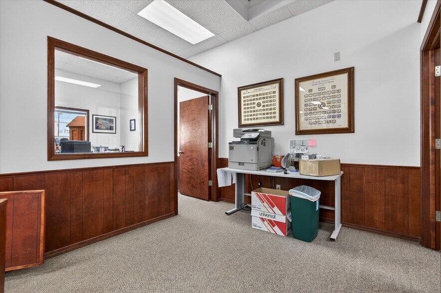 More Photos Of 111 SE Frank Phillips Blvd, Bartlesville Office For Sale