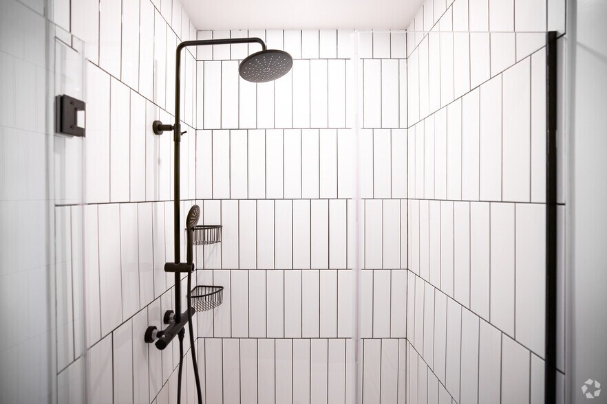 More Photos Of 1135 W Winona St, Chicago Apartments For Lease