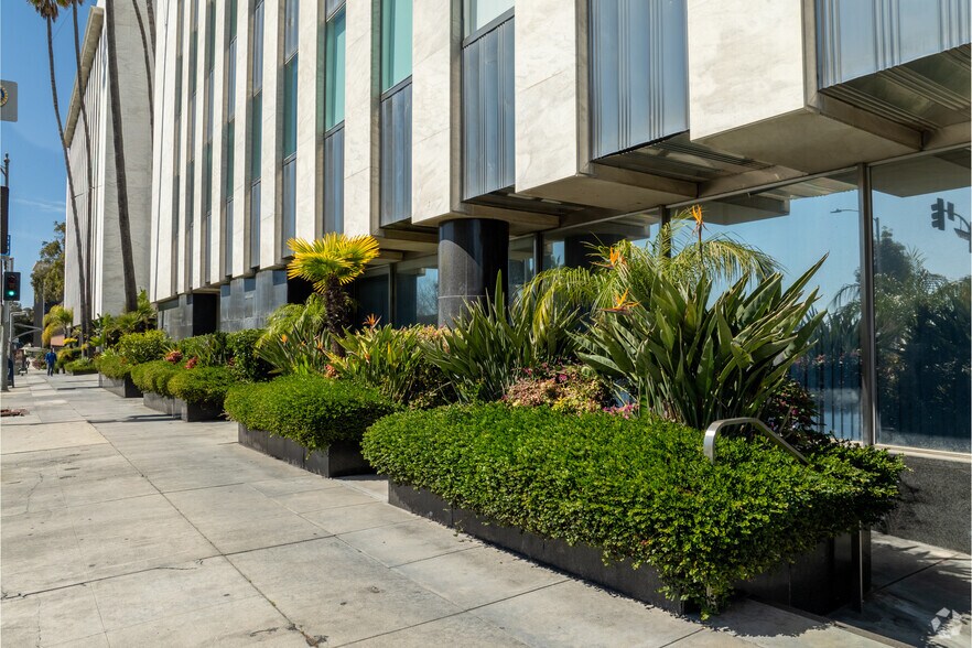 More Photos Of 4201 Wilshire Blvd, Los Angeles Loft Creative Space For Lease