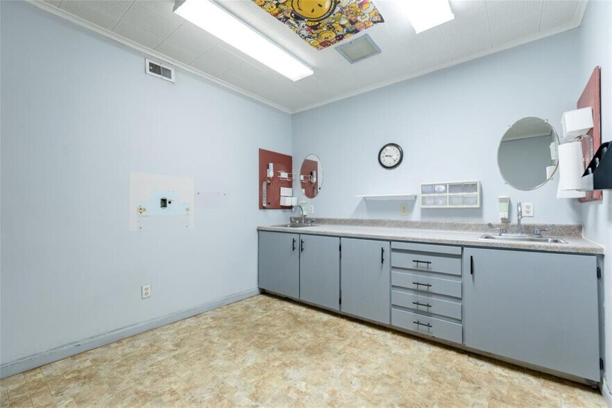More Photos Of 517 W 2nd St, Elk City Office For Sale