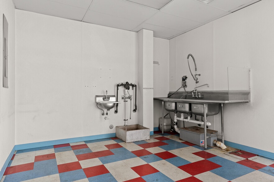 More Photos Of 100 Market St, Chattanooga Storefront For Sale