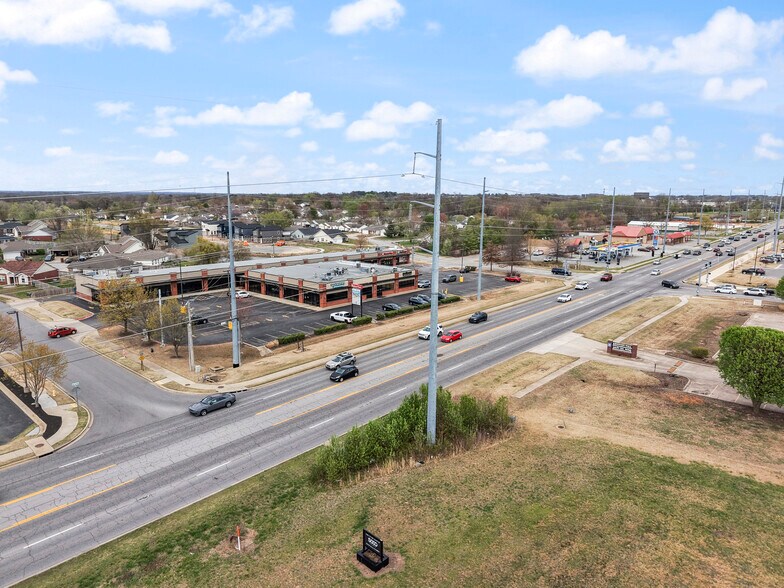 More Photos Of 2500-2502 SW 14th St, Bentonville Unknown For Lease