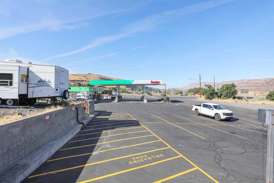 More Photos Of 606 E 1st, Rufus Convenience Store For Sale