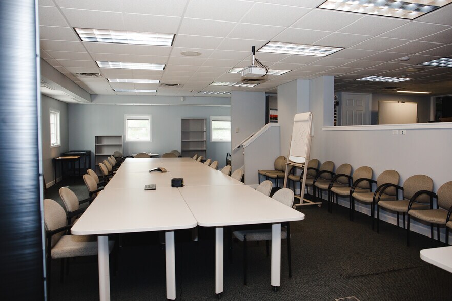 More Photos Of 64 South St, Auburn Office For Lease