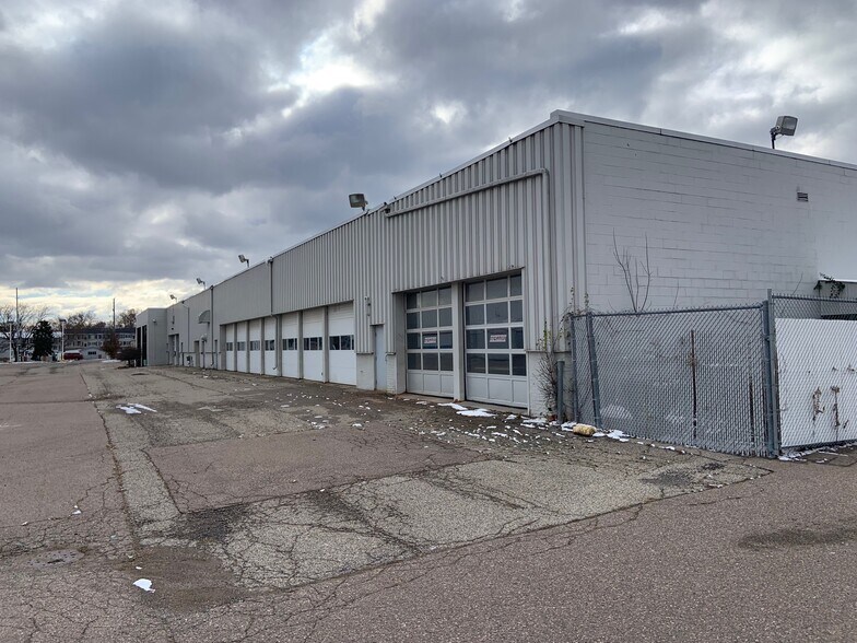 More Photos Of 35200 Grand River Ave, Farmington Hills General Retail For Sale