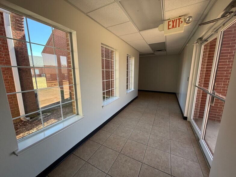 More Photos Of 4550 Lamar Ave, Paris Rehabilitation Center For Lease