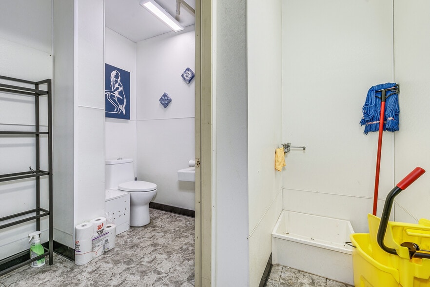 More Photos Of 1500 W Broadway Ave, Minneapolis Storefront Retail Residential For Sale