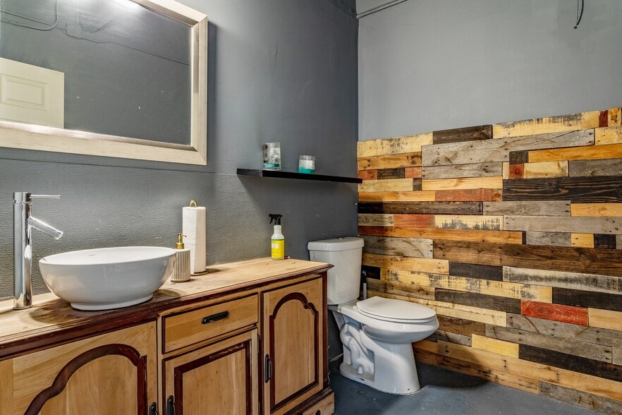 More Photos Of 3535 S Irving St, Sheridan Warehouse For Lease
