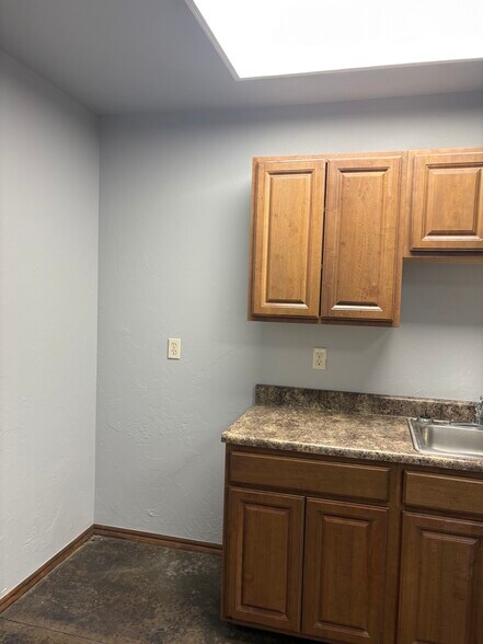 More Photos Of 9708 NW 6th St, Oklahoma City Distribution For Lease