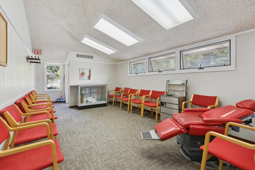 More Photos Of 1003 Mulholland St, Bay City Office For Sale