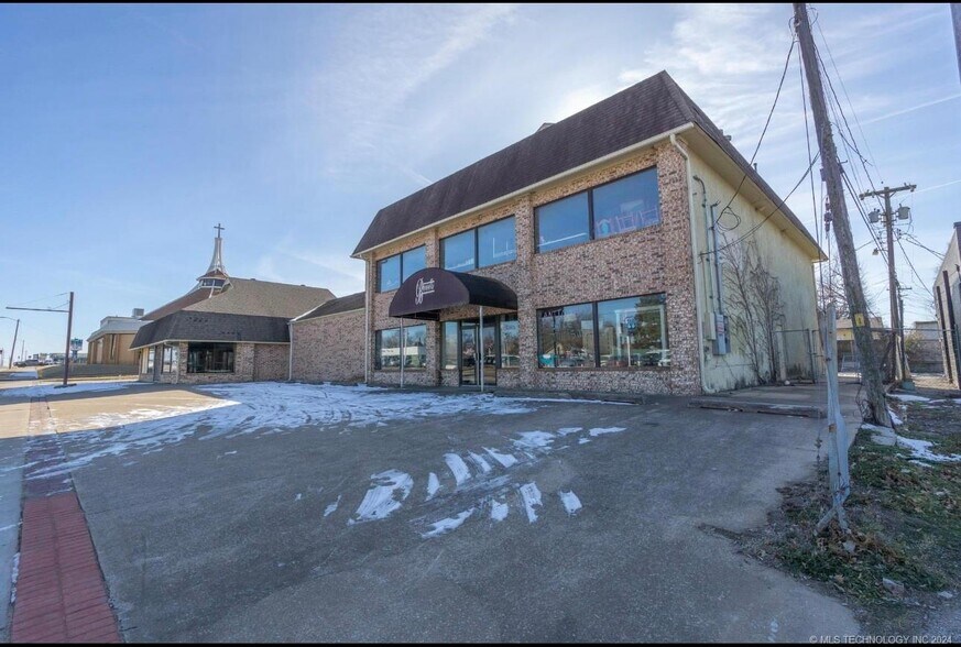 More Photos Of 4322 E 11th St, Tulsa Freestanding For Lease