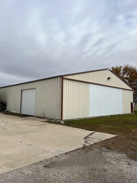 More Photos Of 1304 Central Ave E, Clarion Showroom For Sale